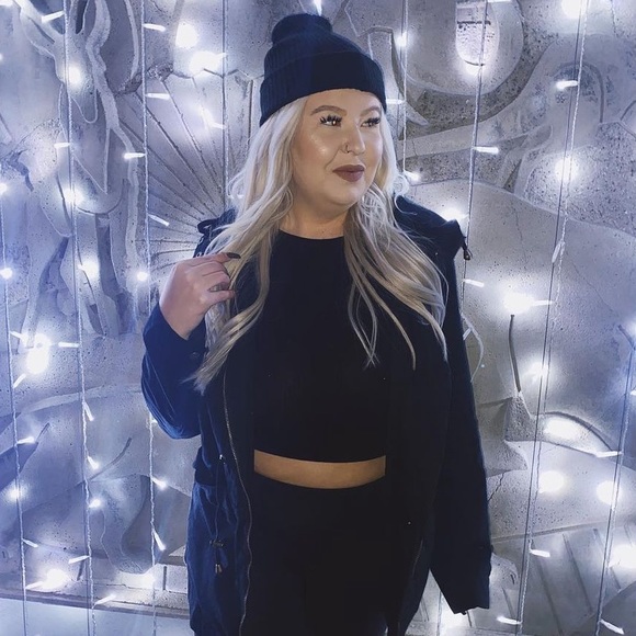 Basic Black Cropped Tee - Picture 2 of 2